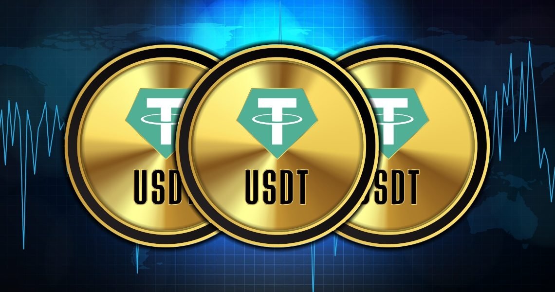 USDT هو رمز رقمي يتم إصداره على منصة بلوكشين، وتعتبر Tether Ltd. الشركة المسؤولة عن إصداره. يتم استخدام USDT بوصفه عملة مستقرة "مستقلة" مرتبطة بالدولار الأمريكي بنسبة 1:1، وهذا يعني أن لكل وحدة USDT تعادل دولارًا واحدًا.