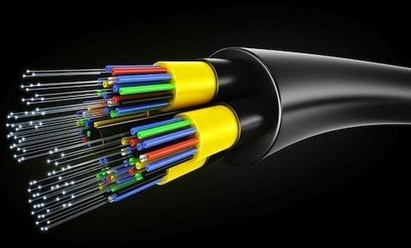 اتصال الألياف البصرية يستخدم كابلات مصنوعة من الزجاج أو البلاستيك لنقل البيانات بسرعة الضوء. يعتبر هذا النوع من الاتصالات الأسرع والأكثر استقرارًا، مما يجعله مثاليًا للأعمال والاحتياجات العالية للبيانات. التحدي الرئيسي هو تكلفته العالية وصعوبة تركيبه في المناطق الريفية.