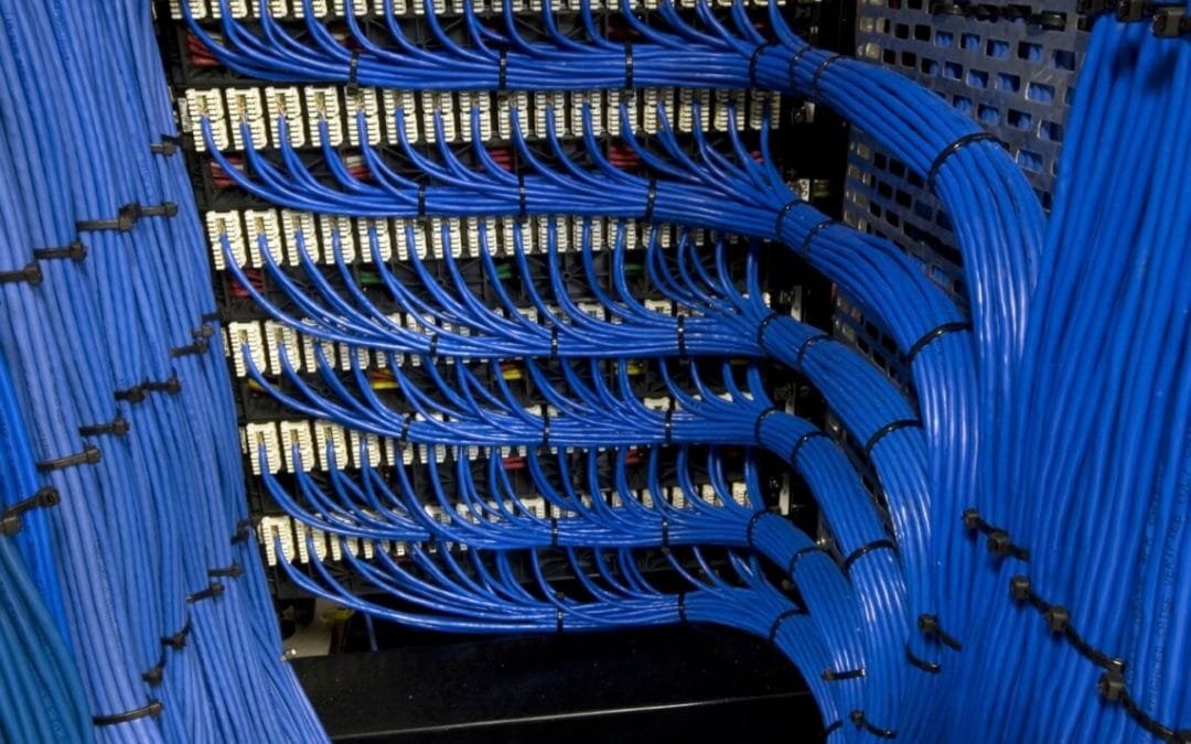تشمل البنية التحتية المادية للشبكة الكابلات التي تربط الأجهزة ببعضها البعض، مثل الكابلات الألياف البصرية والكابلات النحاسية. تلعب هذه الكابلات دورًا مهمًا في نقل البيانات بسرعة عالية عبر مسافات طويلة.